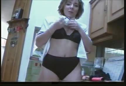 Une femme seul se masturbe dans la cuisine