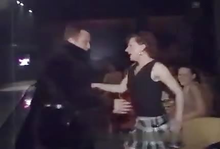 Un stripteaseur excité avec un bite chevelue pendant une soirée d'enterrement de jeune fille