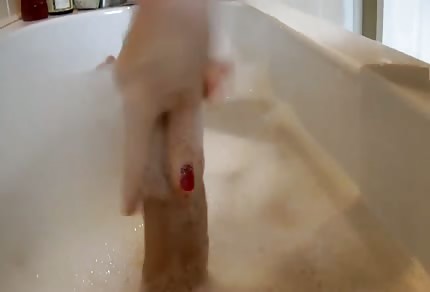 Une bite dans la mousse et la masturbation dans la baignoire