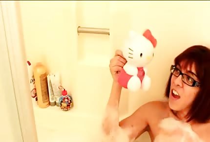 Une asiatique en lunettes se masturbe dans le bain