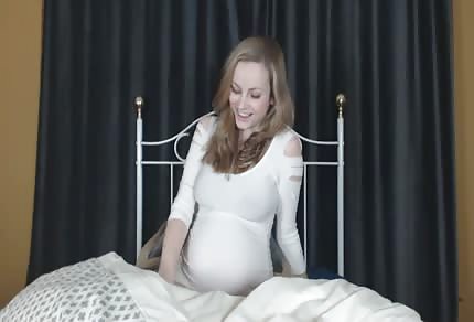 Une femme enceinte montre ses charmes
