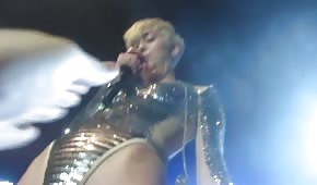 Miley Cyrus se laisse toucher