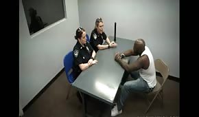 L'audition avec deux femme policiers chaudes