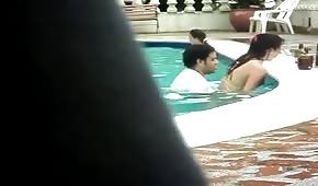 Sexe fou à la piscine de l'hôtel