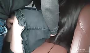 Un quickie dans une voiture avec une canne aux cheveux noirs