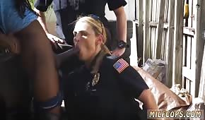 Des policières tirent un coq noir