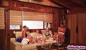 Les jolies filles s'amusent dans une maison de vacances