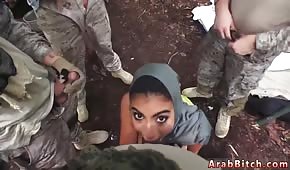 Une femme arabe tire des bites sur le terrain d'entraînement