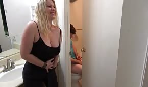 Sexe rapide avec une blonde dans les toilettes