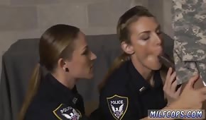 Des policières mignonnes tirent un coq noir