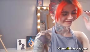 Une fille tatouée fait un show sexy