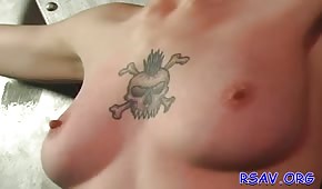 Un tatouage entre les seins d'un concurrent féroce