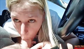 Jolie fille suce une bite dans la voiture