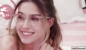 Joli visage d'une fille à lunettes excitée