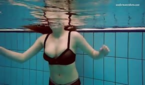 Vesta, une tchèque amusante, nage nue et excitée.